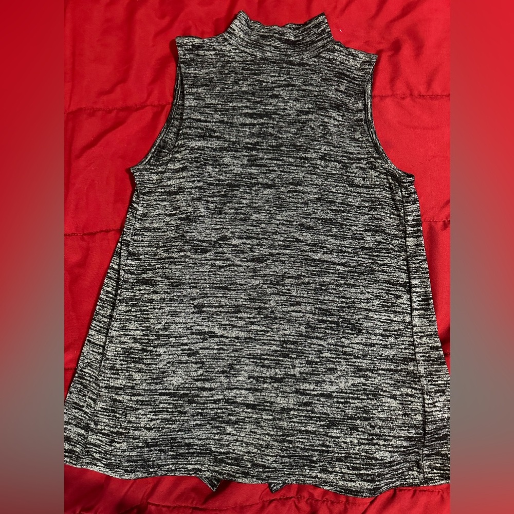 Beautiful Women Gap blouse the back of the blouse opens .. black and white